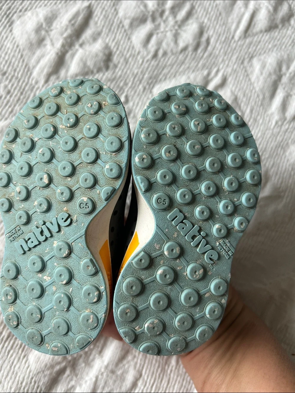 Native Sugarlite Robbie Shoe kid SZ 5, Grey comfort.